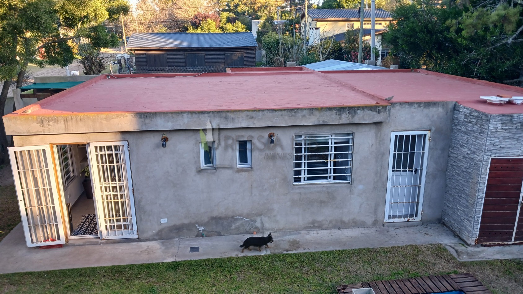 VENTA CASA CON 3 DPTOS EN ZONA GOLF DE VILLA GESELL
