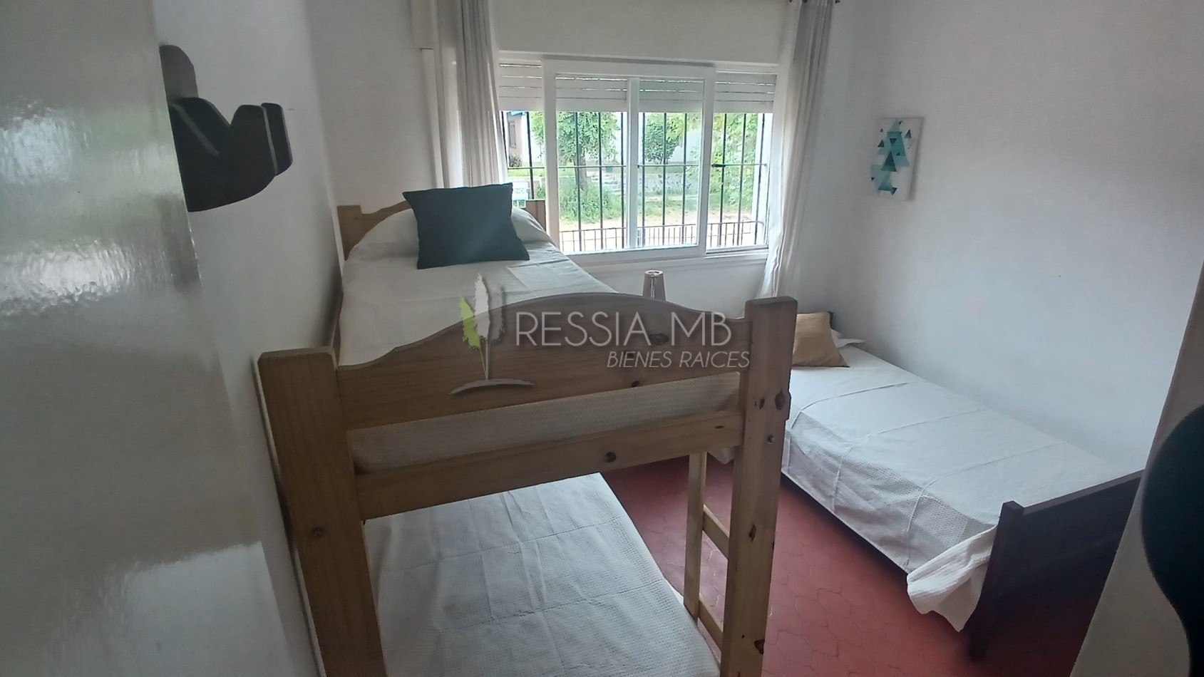 HERMOSA PROPIEDAD EN ZONA CENTRO DE VILLA GESELL DE 5 AMBIENTES CON DPTO