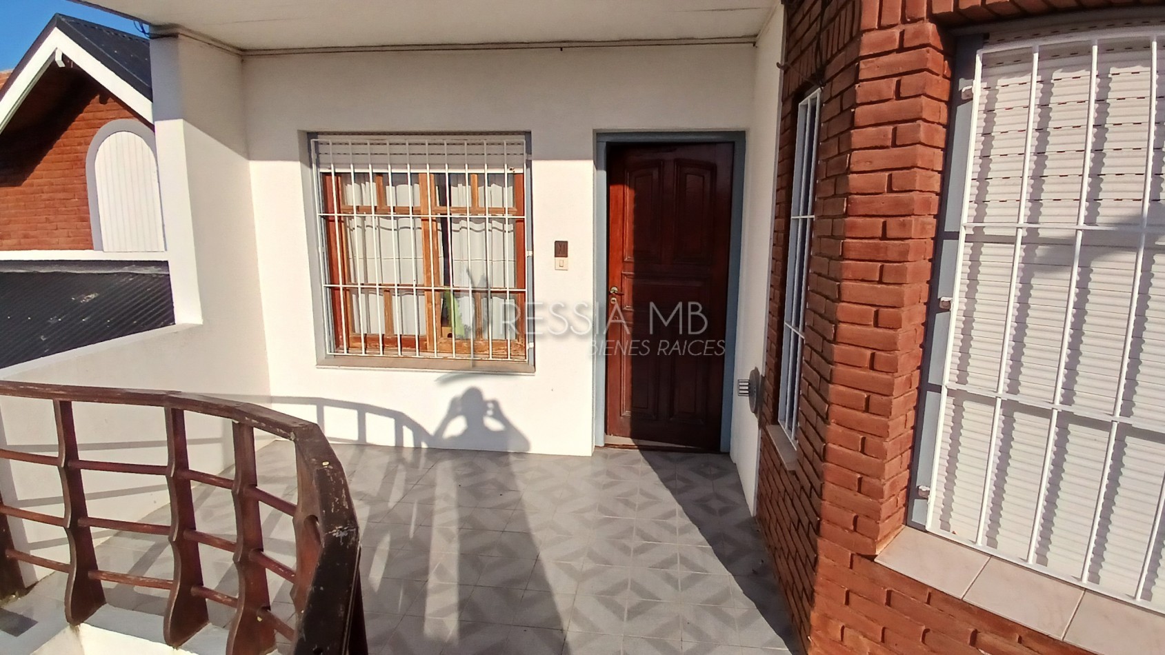 Duplex en Venta en Villa Gesell - 2 Dormitorios, Cochera y Vista Parcial al Mar