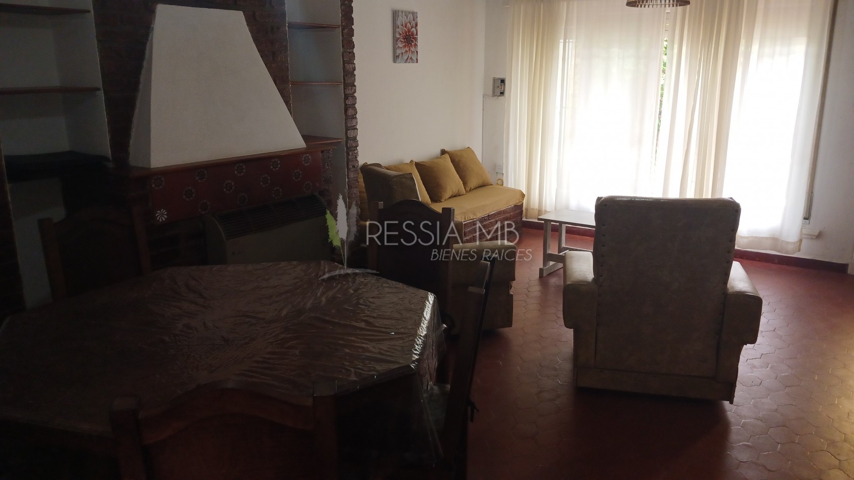 HERMOSA PROPIEDAD EN ZONA CENTRO DE VILLA GESELL DE 5 AMBIENTES CON DPTO