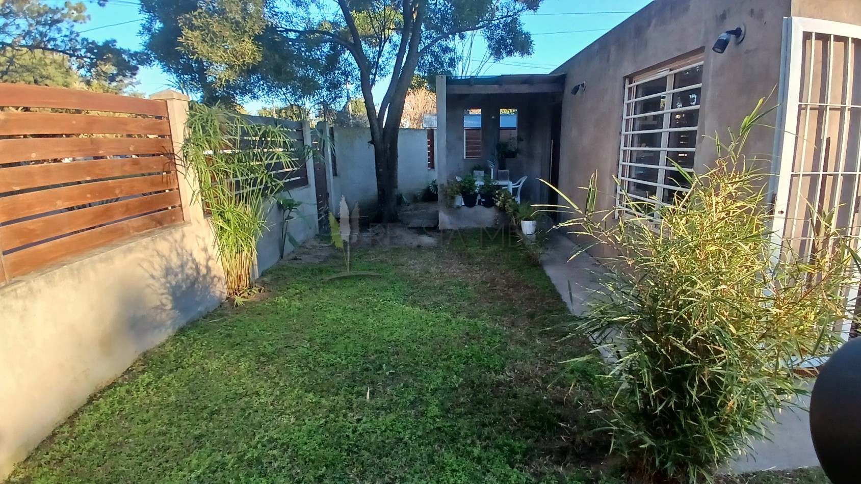 VENTA CASA CON 3 DPTOS EN ZONA GOLF DE VILLA GESELL