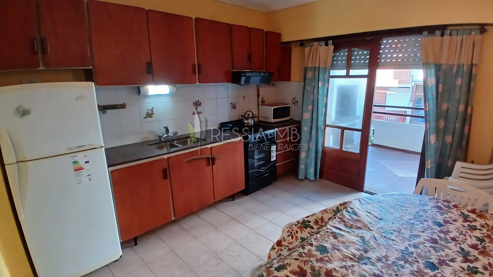 Duplex en Venta en Villa Gesell - 2 Dormitorios, Cochera y Vista Parcial al Mar