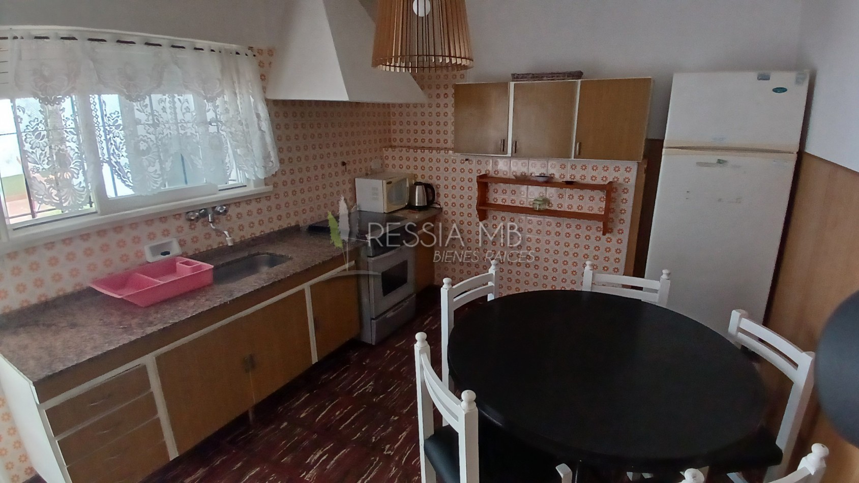 HERMOSA PROPIEDAD EN ZONA CENTRO DE VILLA GESELL DE 5 AMBIENTES CON DPTO