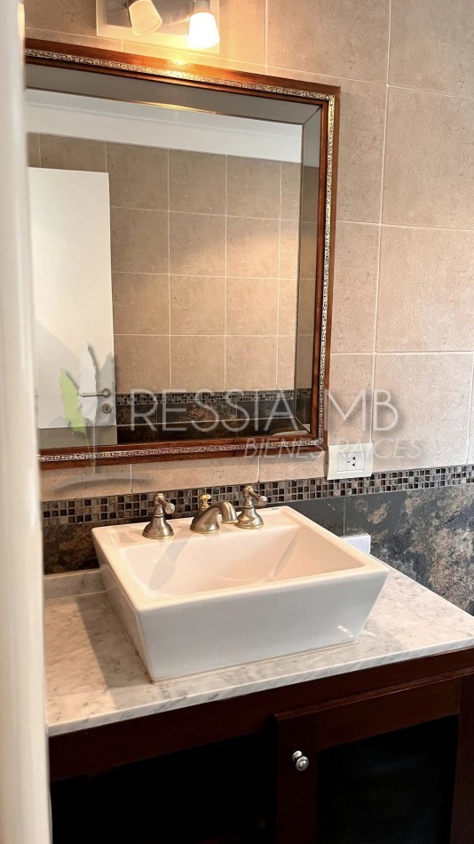 VENDEMOS IMPORTANTE CASA CON PISCINA EN VILLA GESELL