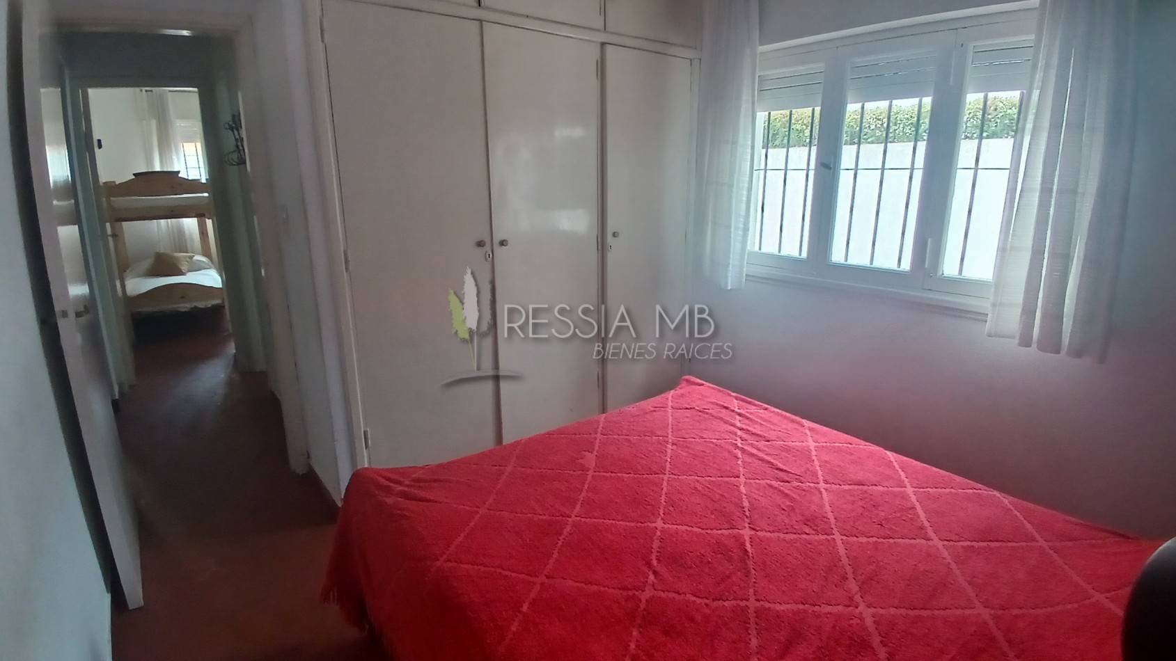 HERMOSA PROPIEDAD EN ZONA CENTRO DE VILLA GESELL DE 5 AMBIENTES CON DPTO