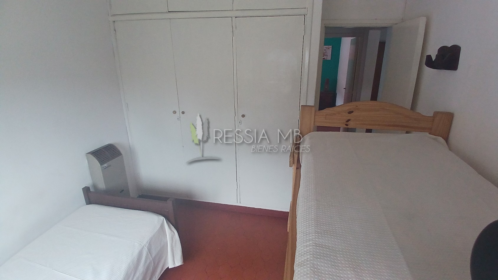 HERMOSA PROPIEDAD EN ZONA CENTRO DE VILLA GESELL DE 5 AMBIENTES CON DPTO