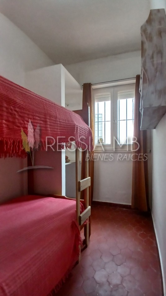 HERMOSA PROPIEDAD EN ZONA CENTRO DE VILLA GESELL DE 5 AMBIENTES CON DPTO