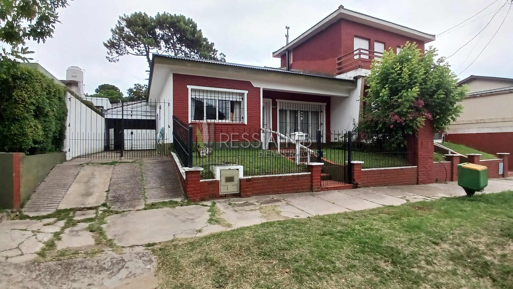 HERMOSA PROPIEDAD EN ZONA CENTRO DE VILLA GESELL DE 5 AMBIENTES CON DPTO