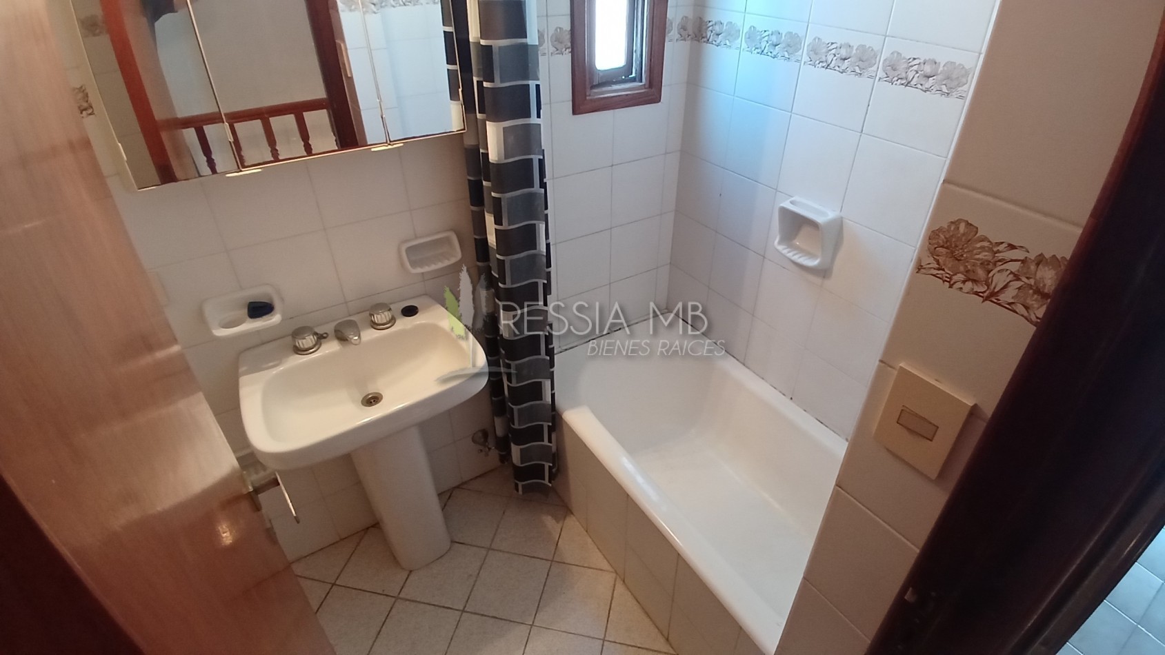 Duplex en Venta en Villa Gesell - 2 Dormitorios, Cochera y Vista Parcial al Mar