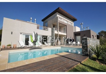 Venta de dpto. 3 amb. en el sur de Villa Gesell a 200mts del mar