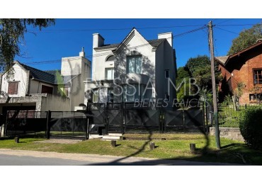 Casa en venta con piscina - Paseo 101 y Av. 5 - Villa Gesell