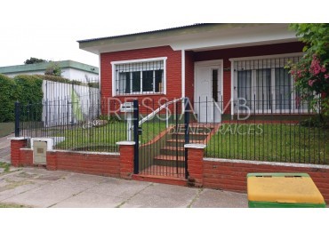 Venta de casa 5 amb. + monoambiente - Av. 7 e/104 y 105 - Villa Gesell