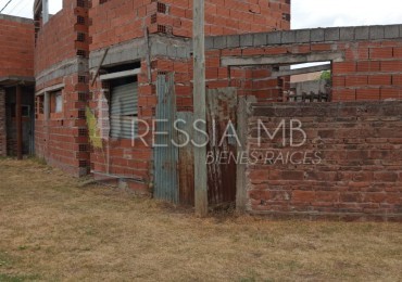 Lote en esquina con local y construccion en dos plantas - Ideal desarrollo de departamentos  - Laprida - Pcia. de Bs. As.