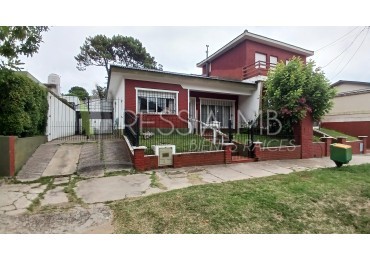HERMOSA PROPIEDAD EN ZONA CENTRO DE VILLA GESELL DE 5 AMBIENTES CON DPTO